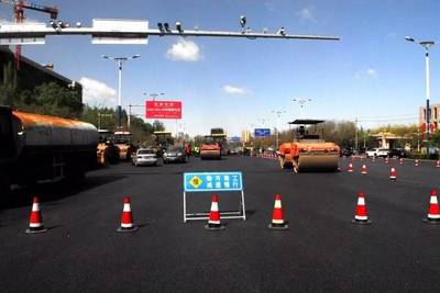 【出行】市政工程管理局在行動(dòng):改造機(jī)場(chǎng)高速路、敕勒川大街等16條破損嚴(yán)重的中心區(qū)道路后提示