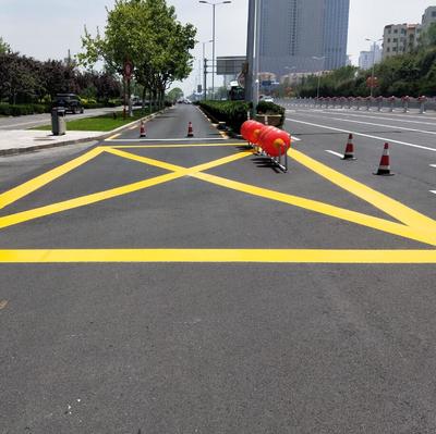 道路劃線隊伍與熱熔標線涂料的生產(chǎn)施工 打造高效安全的道路設施