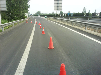 道路標線工程 優(yōu)化交通流與提升道路安全的關鍵設施